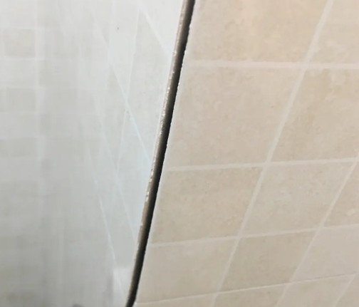海阳瓷砖空鼓维修公司分享阳台瓷砖脱落的修复过程可以分为以下几个步骤